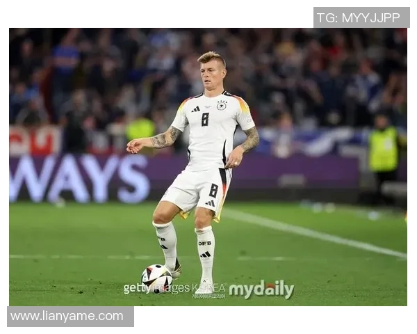 克罗斯领衔皇马新篇章展现足球艺术与团队精神的完美结合