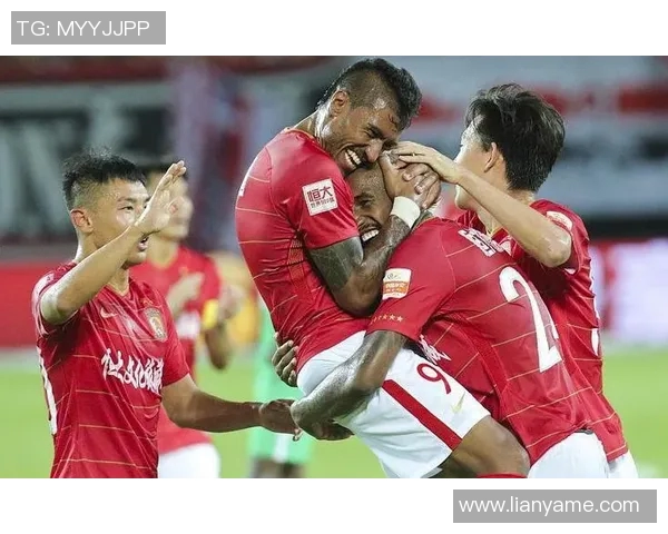 恒大与恒丰激战正酣谁能在这场巅峰对决中夺得冠军荣耀